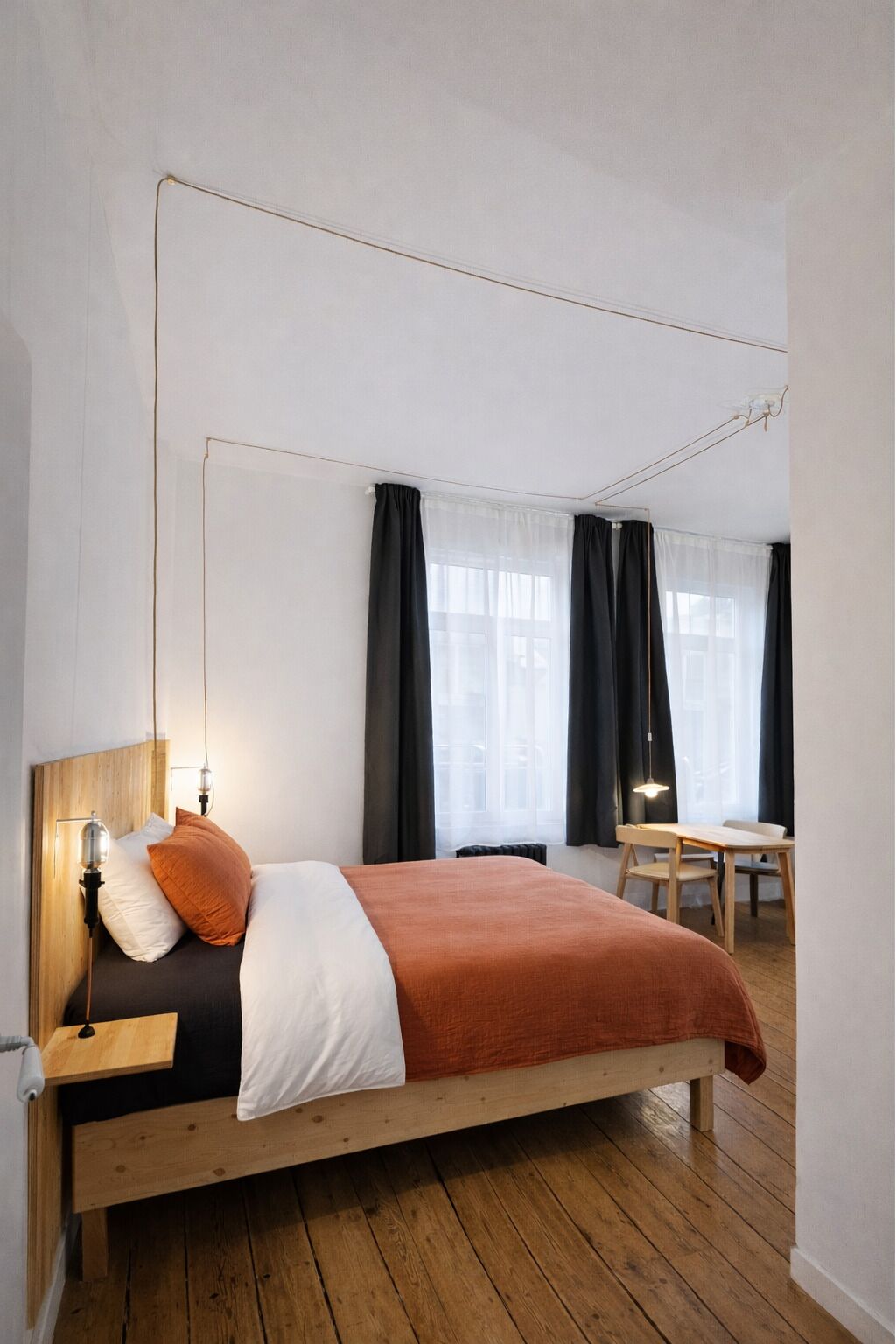 Phòng đôi tiện nghi đơn giản | Bàn, khu vực làm việc phù hợp cho laptop 