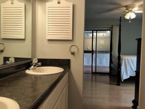 Hair dryer, towels, soap, toilet paper - Cozy 1-bedroom house with AC in safe neighborhood close to hospital and base (Fayetteville)