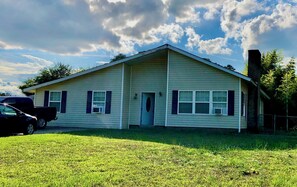 Exterior - Cozy 1-bedroom house with AC in safe neighborhood close to hospital and base (Fayetteville)