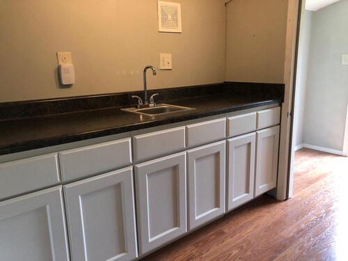 Cozy 1-bedroom house with AC in safe neighborhood close to hospital and base