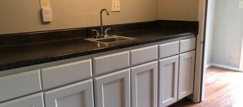 Cozy 1-bedroom house with AC in safe neighborhood close to hospital and base