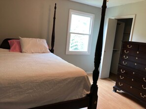 1 bedroom, iron/ironing board, WiFi, bed sheets - Cozy 1-bedroom house with AC in safe neighborhood close to hospital and base (Fayetteville)