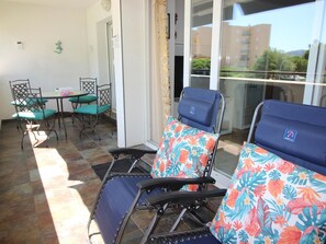 Outdoor dining - Spacious apartment with terrace - 2 guests (Roses)