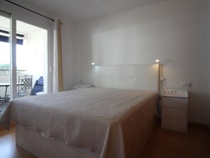1 bedroom - Spacious apartment with terrace - 2 guests (Roses)