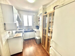 Fridge, microwave, oven, coffee/tea maker - Apartment in Roses with terrace, 2 bedrooms, air conditioning, near the beach (Roses)
