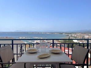 Outdoor dining - Apartment in Roses with terrace, 2 bedrooms, air conditioning, near the beach (Roses)