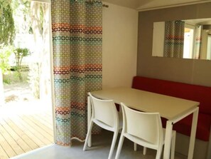 Dining - Cosy mobile home with terrace - 5 guests (Montblanc)