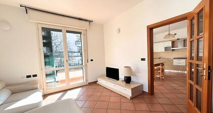 CN034 - Cesenatico, spacious three-room apartment with balcony, 100 meters from the sea.