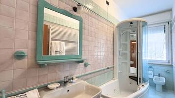 Dusche, Bidet, Handtücher