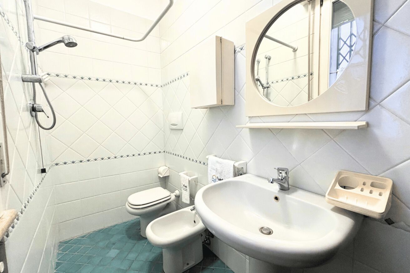 Shower, bidet, towels