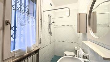 Dusche, Bidet, Handtücher