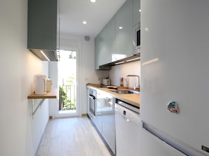 Fridge, microwave, oven, coffee/tea maker - Apartment 6 pax 50m from Sant Pol beach (S'Agaró)