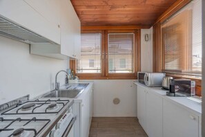 Fridge, microwave, dishwasher, toaster - ApartmentsArena - Palazzo Cantore Collection - La Torretta (Verona)