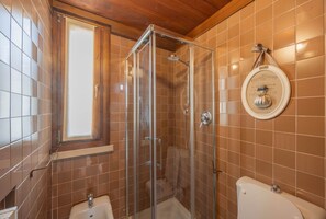 Shower, bidet, towels - ApartmentsArena - Palazzo Cantore Collection - La Torretta (Verona)