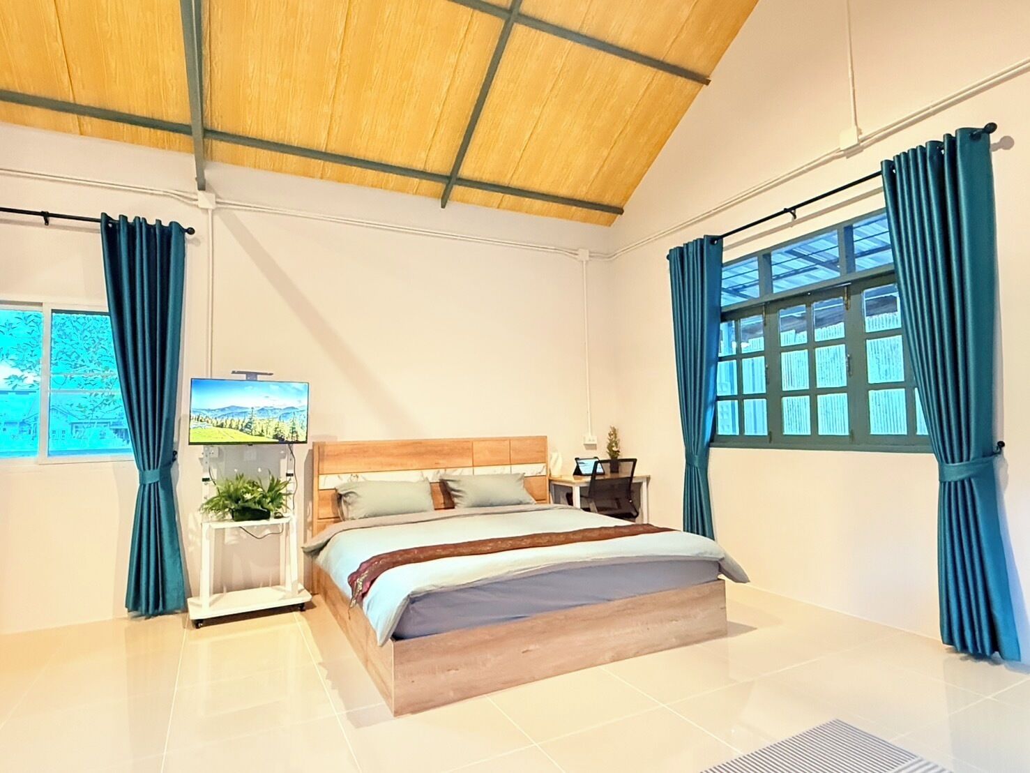 Phòng tiện nghi đơn giản, ban công, quang cảnh vườn | Bàn, khu vực làm việc phù hợp cho laptop 