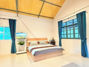 Phòng tiện nghi đơn giản, ban công, quang cảnh vườn | Bàn, khu vực làm việc phù hợp cho laptop