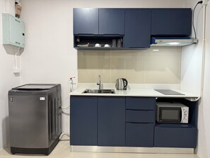 Comfort Room, Balcony, Garden View | Private kitchen | Fridge, microwave, stovetop, cookware/dishes/utensils - the house pai (Pai)