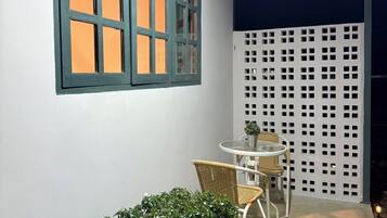 Comfort-Zimmer, Balkon, Gartenblick | Terrasse/Patio