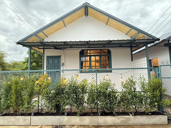 Phòng tiện nghi đơn giản, ban công, quang cảnh vườn | Hiên