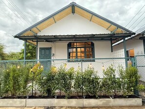 Unclassified image, 2 of 21, button - the house pai (Pai)