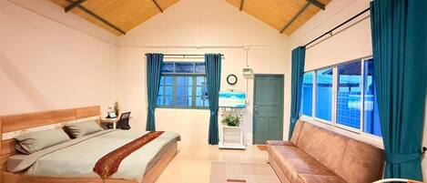 办公桌、笔记本电脑工作区、免费 WiFi