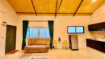 Comfort-Zimmer, Balkon, Gartenblick | Wohnbereich