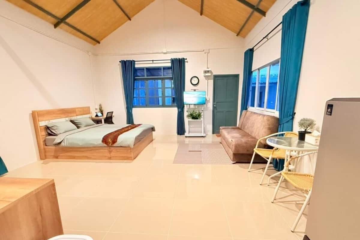 Escritorio, espacio para trabajar con laptop y wifi gratis