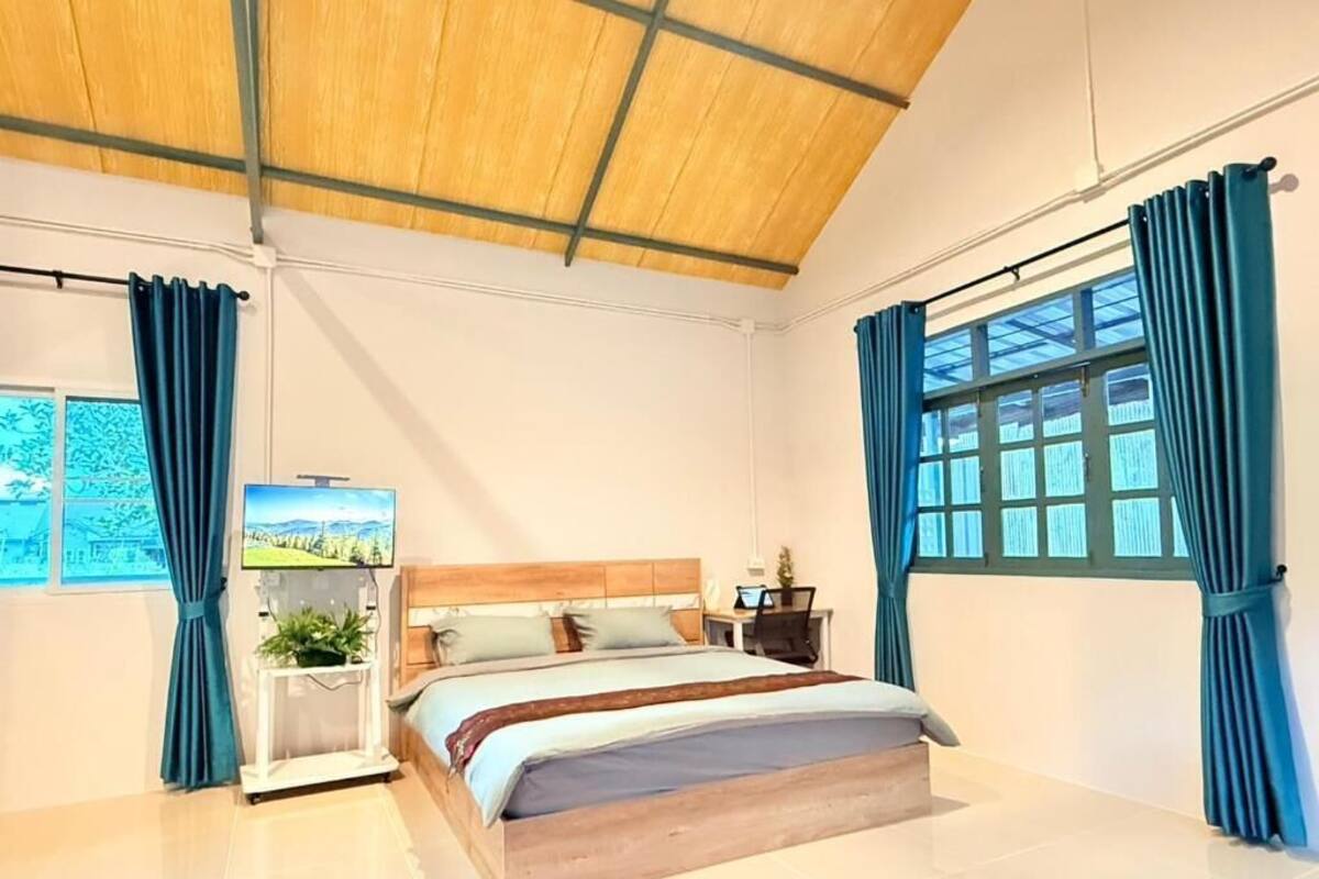 Escritorio, espacio para trabajar con laptop y wifi gratis