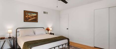 3 bedrooms, desk, iron/ironing board, WiFi