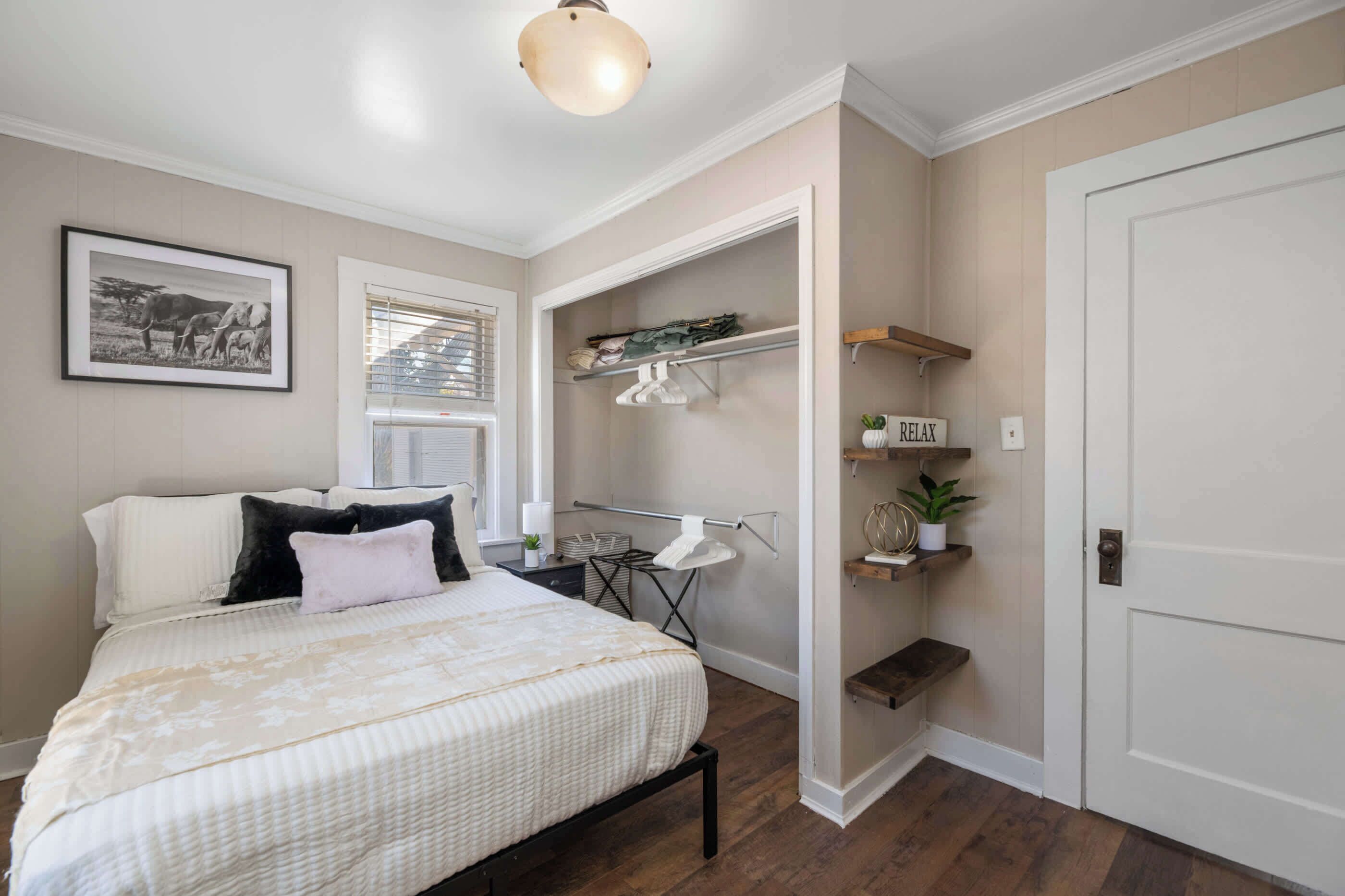 2 bedrooms, desk, iron/ironing board, WiFi