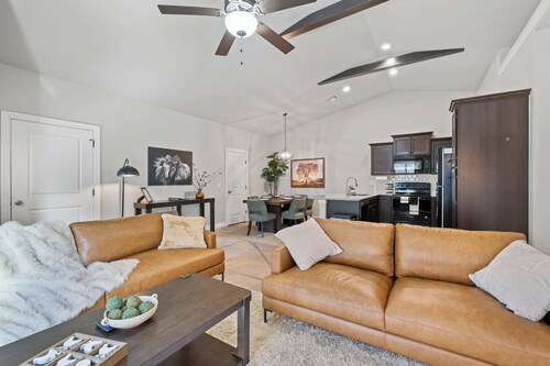 Beautiful 3 bed 2 bath property with 2 car garage