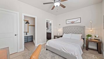 Escrivaninha, ferros/tábuas de passar roupa, Wi-Fi, roupa de cama