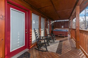 Outdoor spa tub - A Beary Cozy Escape-Pigeon Forge, Resort with Pool (PIGEON FORGE)