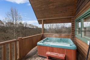 Outdoor spa tub - Romantic 1-Bedroom Cabin with Jacuzzi (PIGEON FORGE)