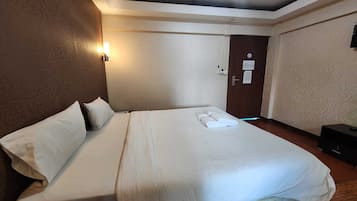 Luksus-studiosuite, byutsikt | Skrivebord for bærbar PC