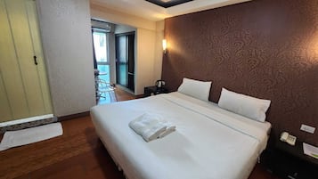 Junior studio, uitzicht op de stad | Een laptopwerkplek