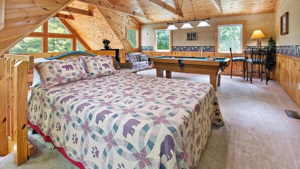 A cozy cabin with a loft bedroom, a pool table, and a dining area. - Caught Up In The Mountains (PIGEON FORGE)