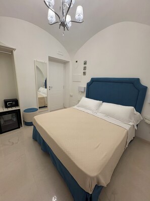 Quarto casal clássico, vista para a cidade | Cofres nos quartos, cortinas blackout, quartos à prova de som