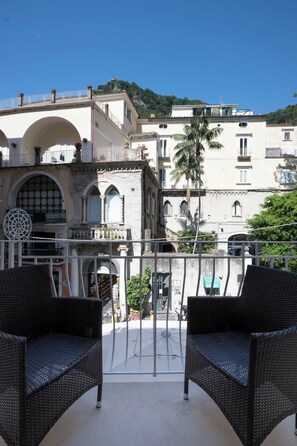 Quarto casal clássico, sacada, vista para a cidade | Área da propriedade