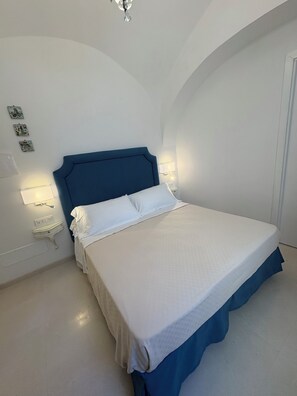 Habitació doble clàssica, vistes a la ciutat | Caixa forta a l'habitació i cortines opaques