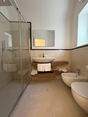 Quarto casal clássico, vista para a cidade | Banheiro | Secador de cabelo, toalhas de banho, sabonete, shampoo