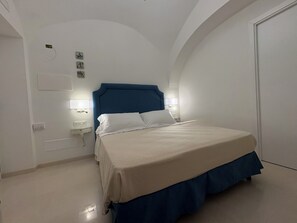Quarto casal clássico, vista para a cidade | Cofres nos quartos, cortinas blackout, quartos à prova de som