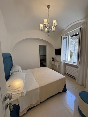 Quarto casal clássico, vista para a cidade | Cofres nos quartos, cortinas blackout, quartos à prova de som