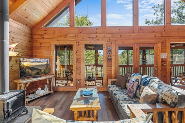 Smart TV, fireplace, video games, DVD player - Dog Friendly with GREAT Views (GATLINBURG)
