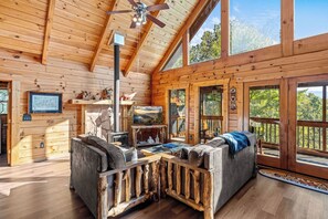 Smart TV, fireplace, video games, DVD player - Dog Friendly with GREAT Views (GATLINBURG)