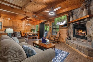 Smart TV, fireplace, video games, table football - Claim Your Piece of Sunset Solitude: Family Getaway in the Smoky Mountains (PIGEON FORGE)
