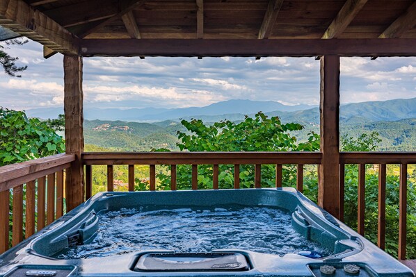 Outdoor spa tub - Endless Mountains From Porch Swings In The Sky (PIGEON FORGE)