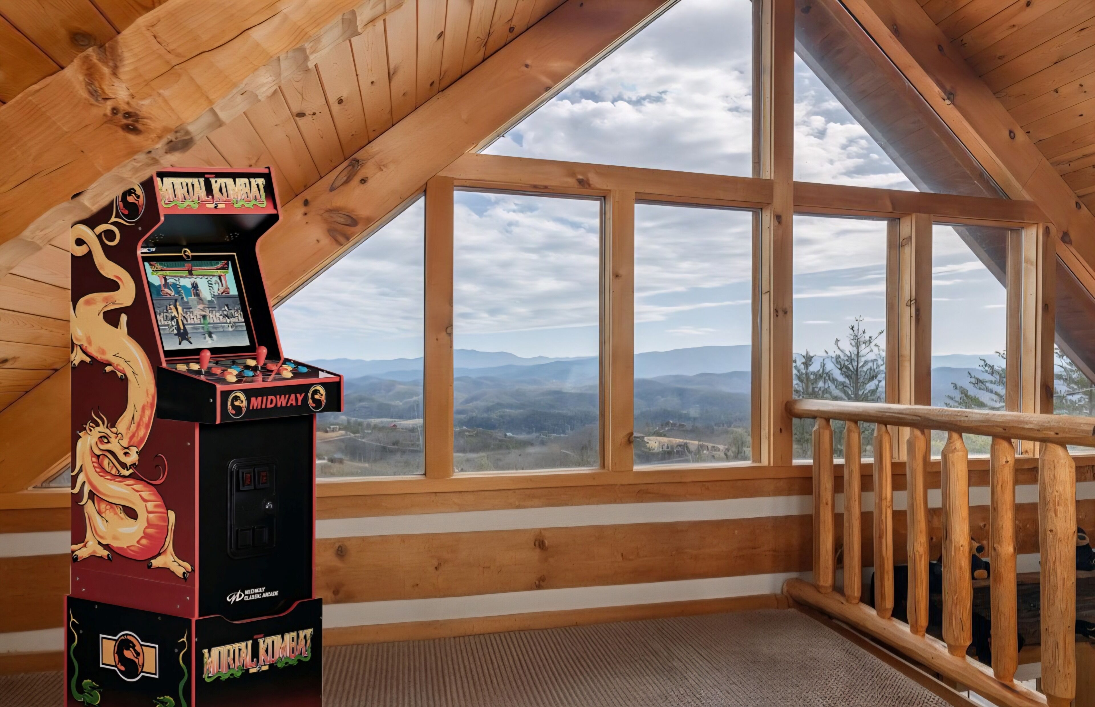 Ein Midway-Spielautomat in einem Raum mit großen Fenstern und einer Holzbalkendecke.