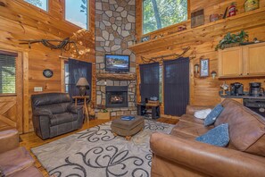 TV, fireplace, video games, DVD player - 2 Lovin's Bears-A Romantic, Pet-Friendly Cabin (GATLINBURG)