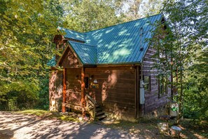 Exterior - 2 Lovin's Bears-A Romantic, Pet-Friendly Cabin (GATLINBURG)